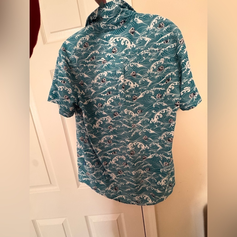 Stylish Men's Teal Wave Pattern Shirt - Picture 5 of 8
